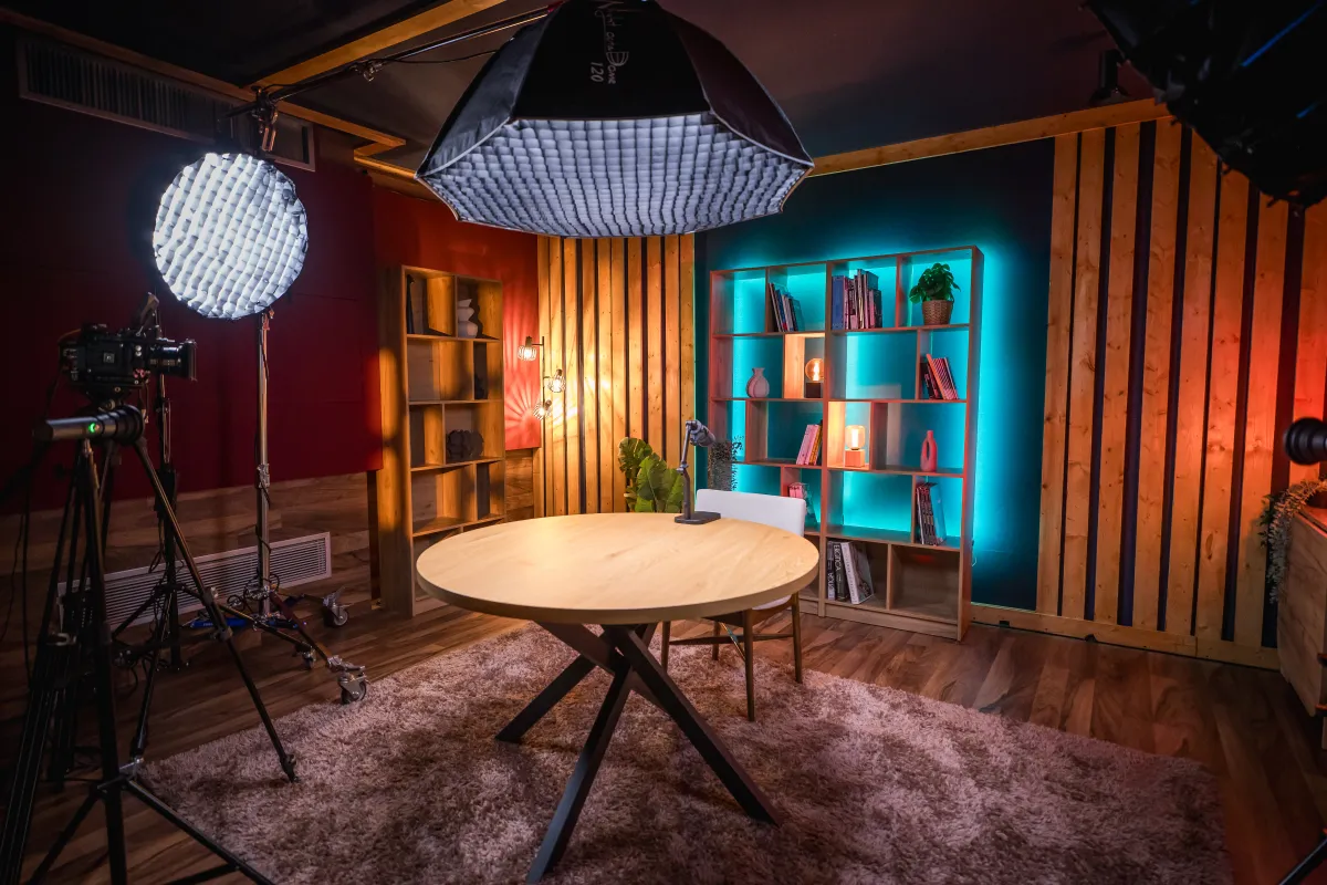 Ευρύ πλάνο του studio με ξύλινες ηχητικές περσίδες στους τοίχους