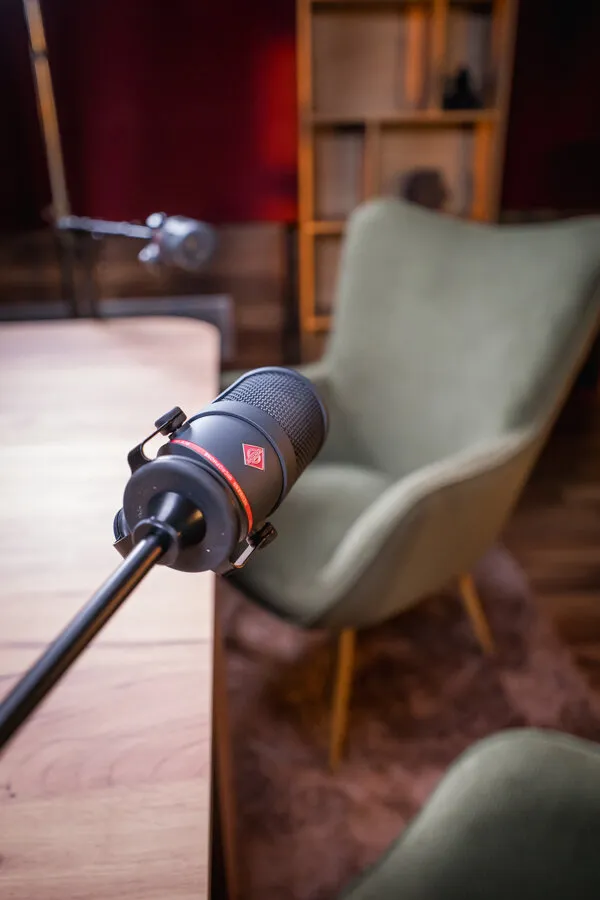 Neumann μικρόφωνο σε κοντινό κάθετο πλάνο