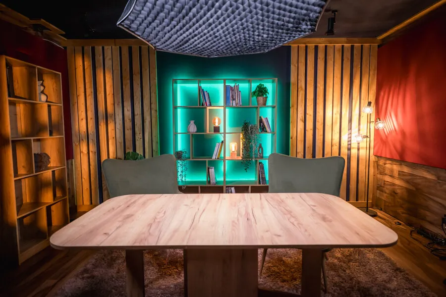 Μακρύ τραπέζι για πάνελ συζητήσεις στο studio